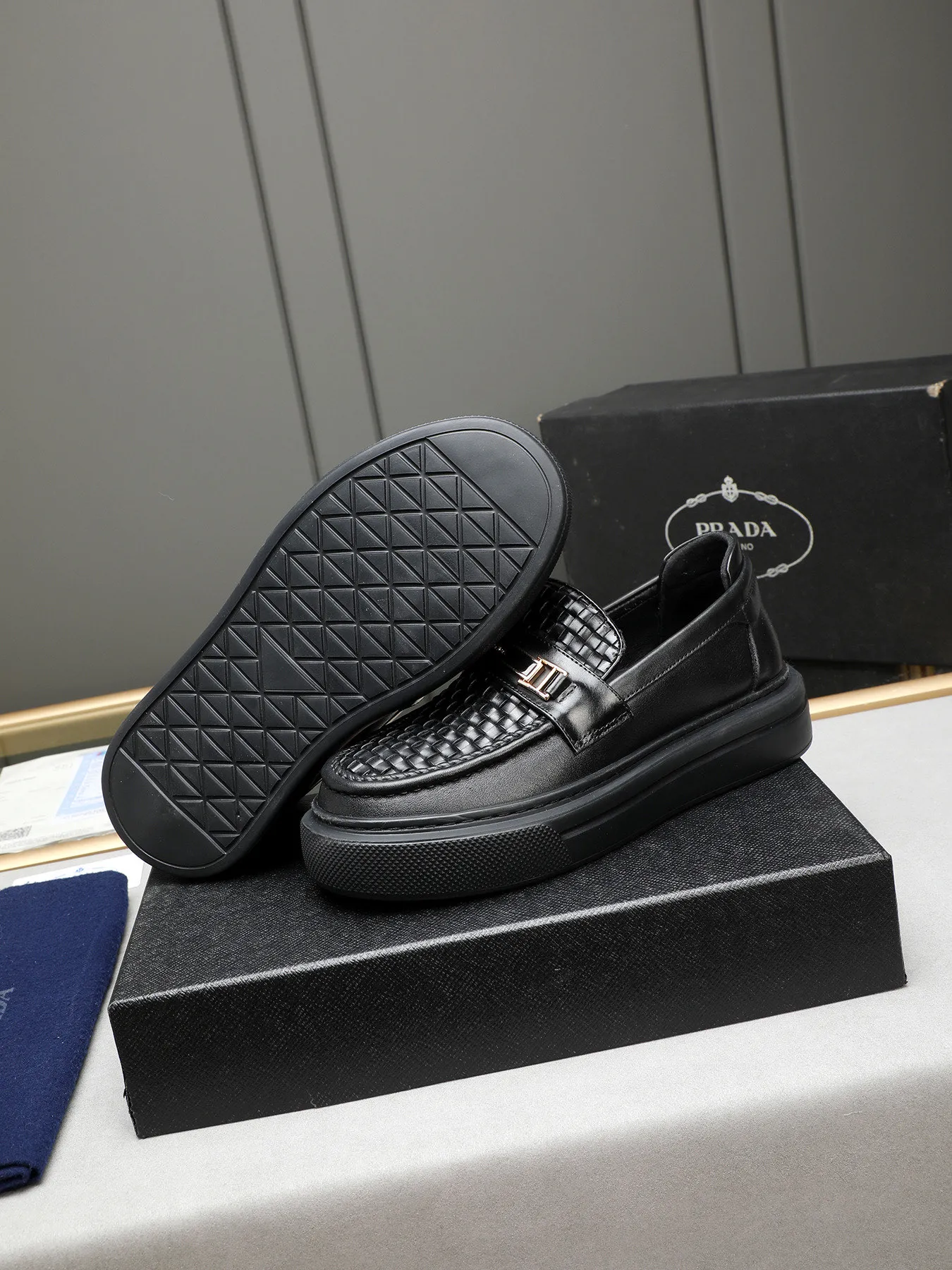 Men's Men's Shoes 💰500 Prada/Prada Men's new casual shoes, this upper is made of imported calfskin + sheep lining! The outsole is made of non-slip foam outsole, which feels good on your feet and is a fashionable and stylish item!  Size: 38-44 (45 customized)